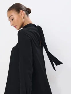MOHITO Czarna sukienka mini z wiązaniem czarny Fashion
