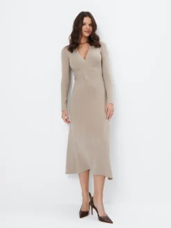 MOHITO Swetrowa sukienka midi beu017cowy New